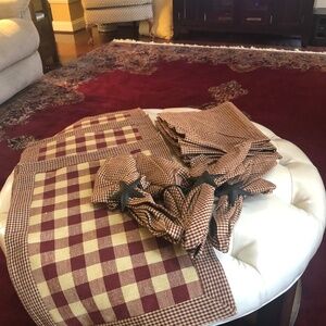 3 place mats, 4 napkins, 4 star rings, 4 extra napkins